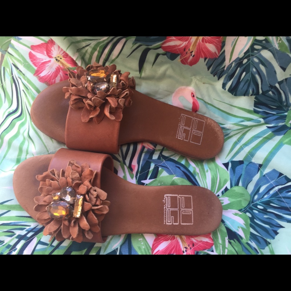 Flat leather sandals with 3D flower!!
